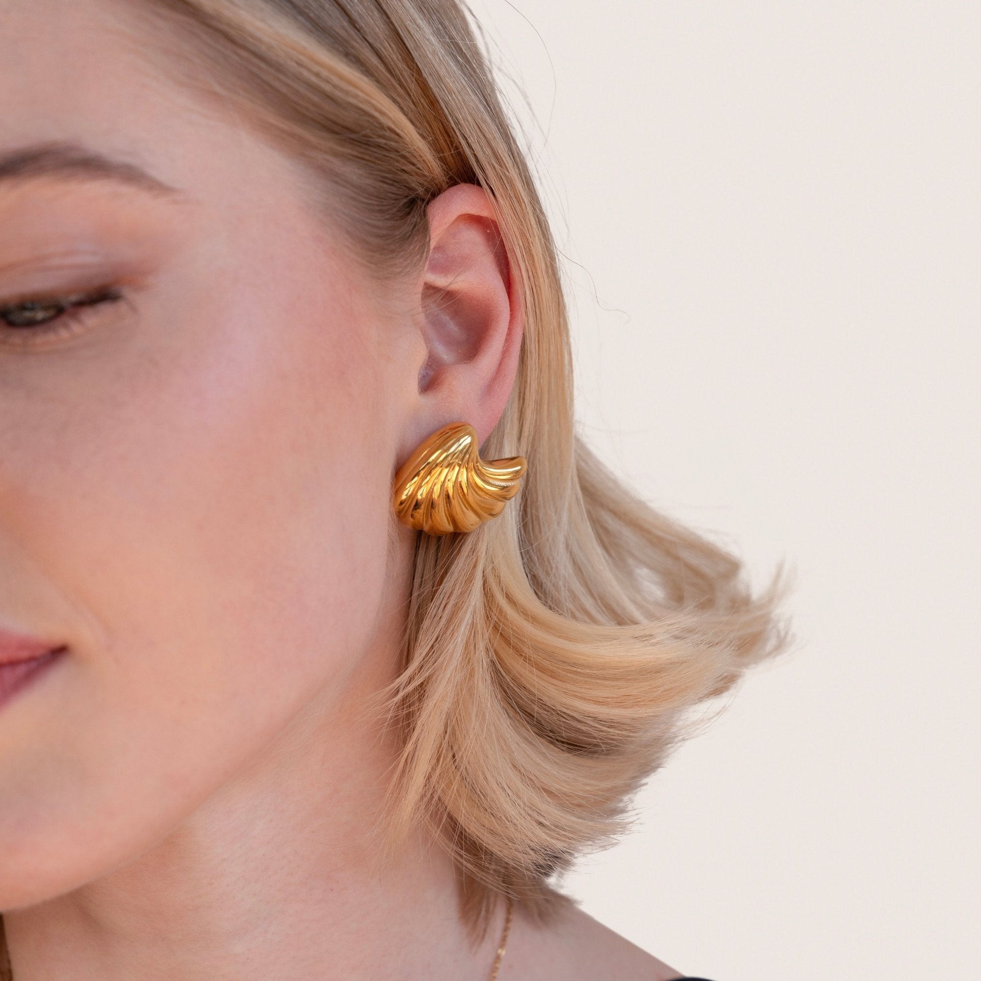 Anneliese – Pendientes dorados con forma