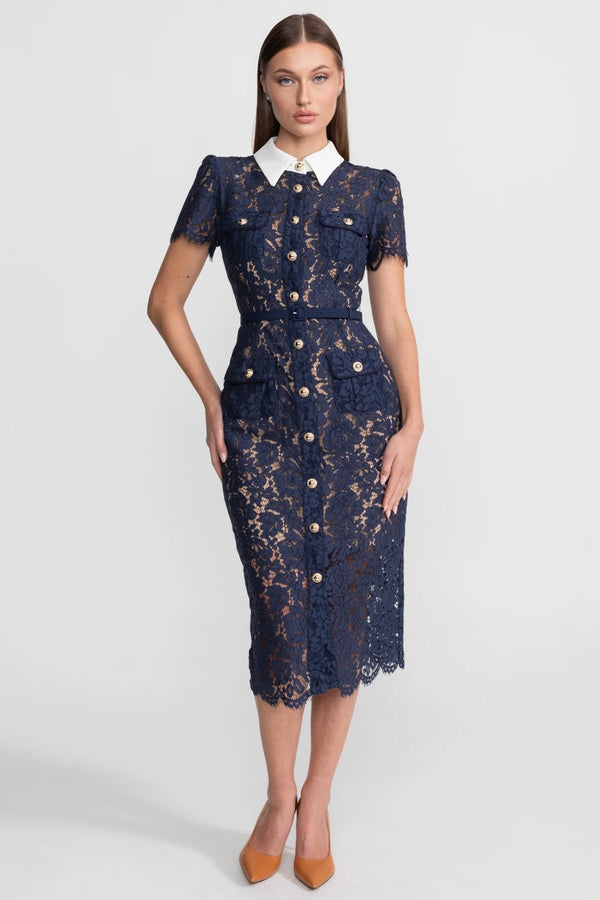 Geneviève™ | Vestido midi de encaje floral con cuello detallado y cinturón – azul marino